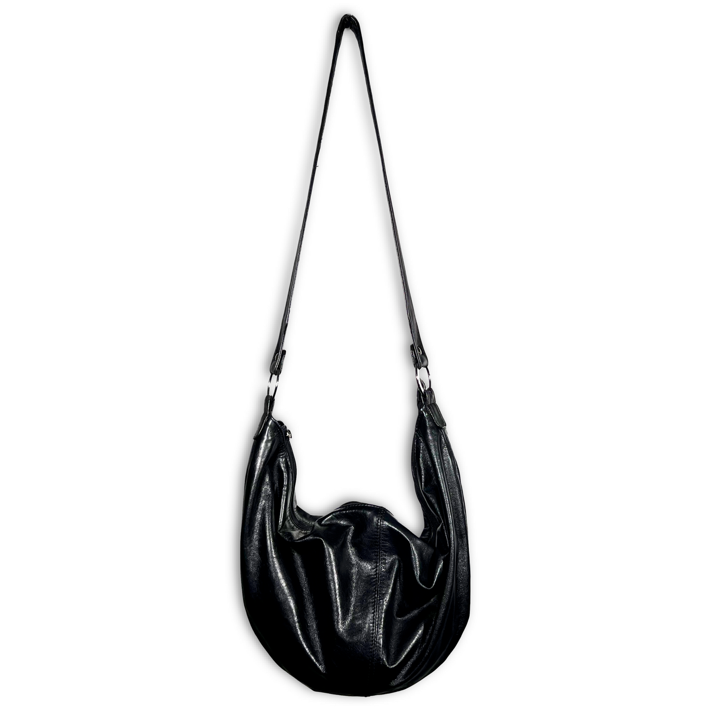 La bolsa Kidney mide 60 cm por 30 cm, cruzada o al hombro, es ideal para viajar o llevar todo lo que necesitas contigo.